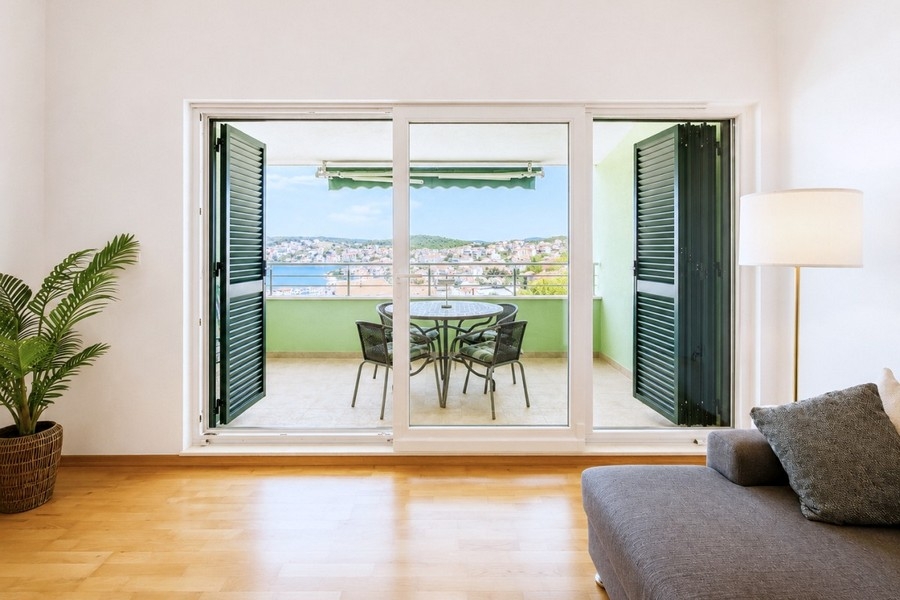 Balcon avec sièges et vue mer