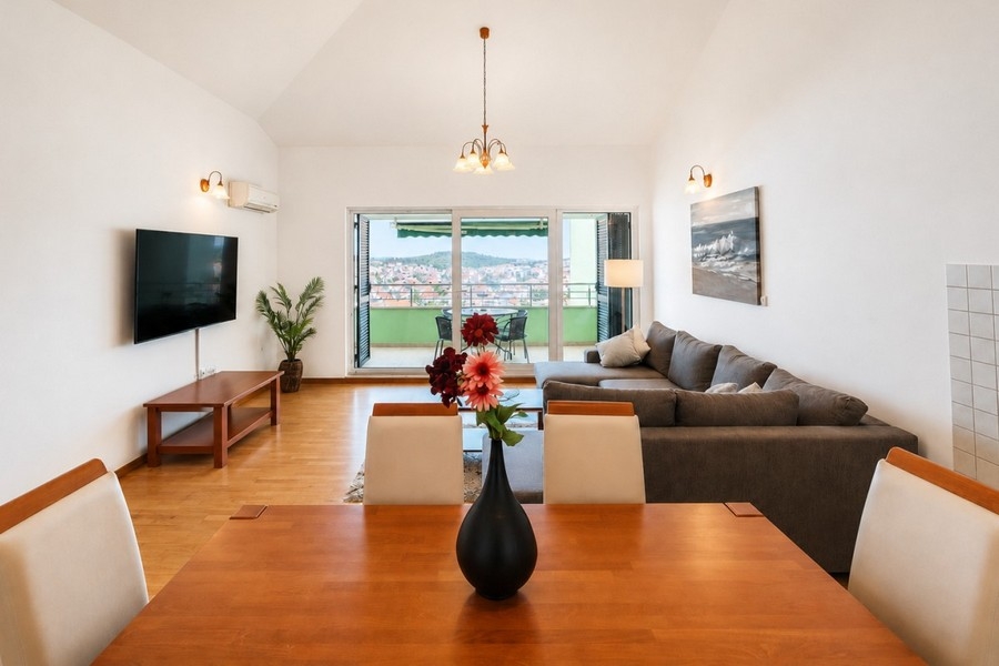 Salon avec canapé et vue mer