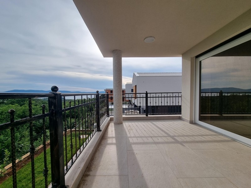Balcon avec vue mer de l'appartement neuf à Njivice en Croatie