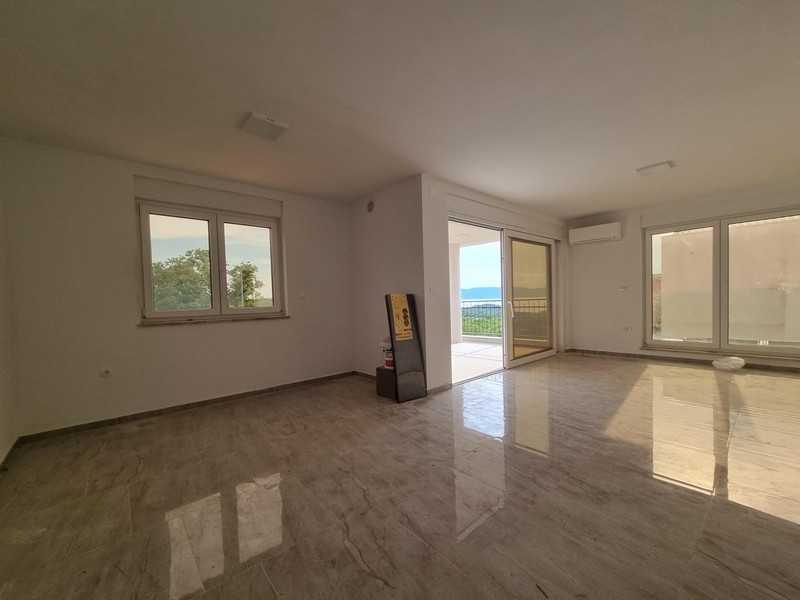 Séjour clair de l'appartement neuf à Njivice sur Krk