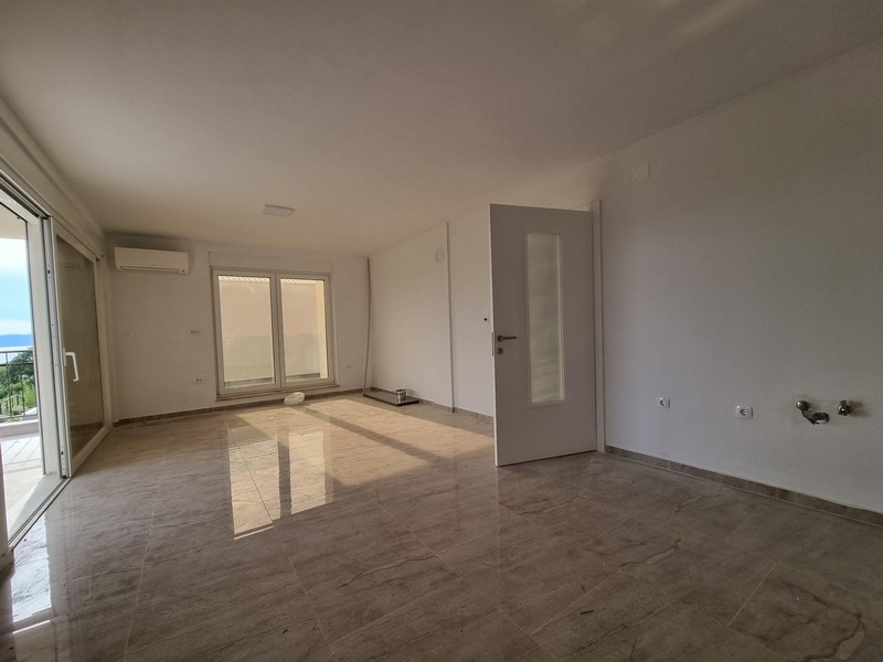 Pièce claire de l'appartement neuf à Njivice sur Krk