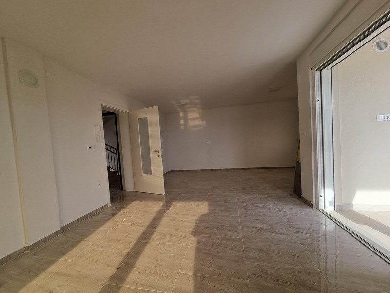 Séjour de l'appartement neuf avec accès au balcon à Njivice