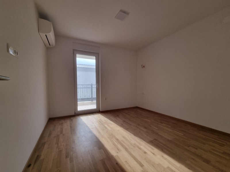 Chambre de l'appartement neuf à Njivice sur Krk