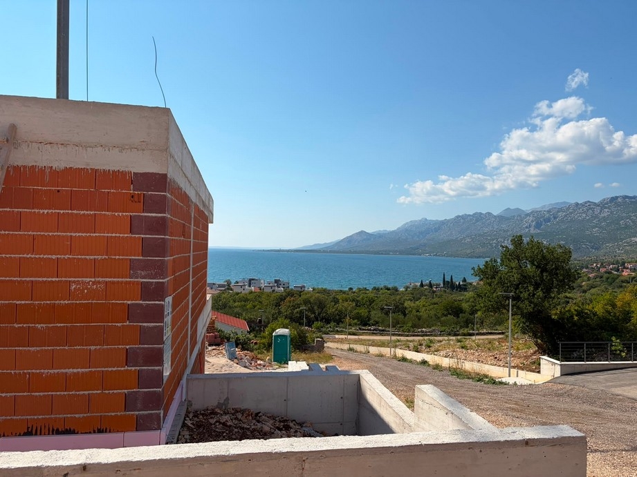 Vue sur l'Adriatique et le massif du Velebit