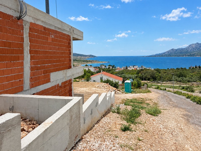 Chantier avec vue sur la baie, le village côtier et les montagnes