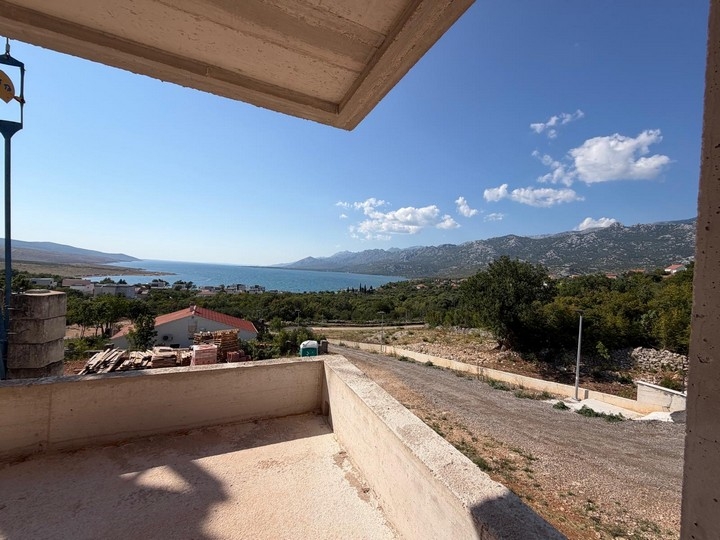 Vue mer depuis le terrain des appartements neufs à Rovanjska