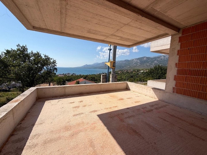 Terrasse avec vue mer dans le gros œuvre