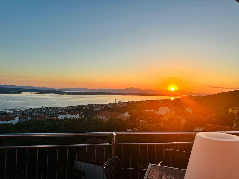 Vue panoramique sur la mer au coucher du soleil à Crikvenica