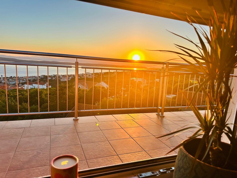 Balcon avec vue mer le soir