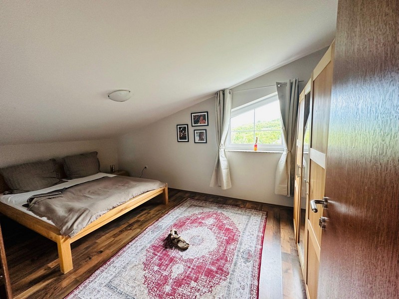Chambre avec lit double et armoire