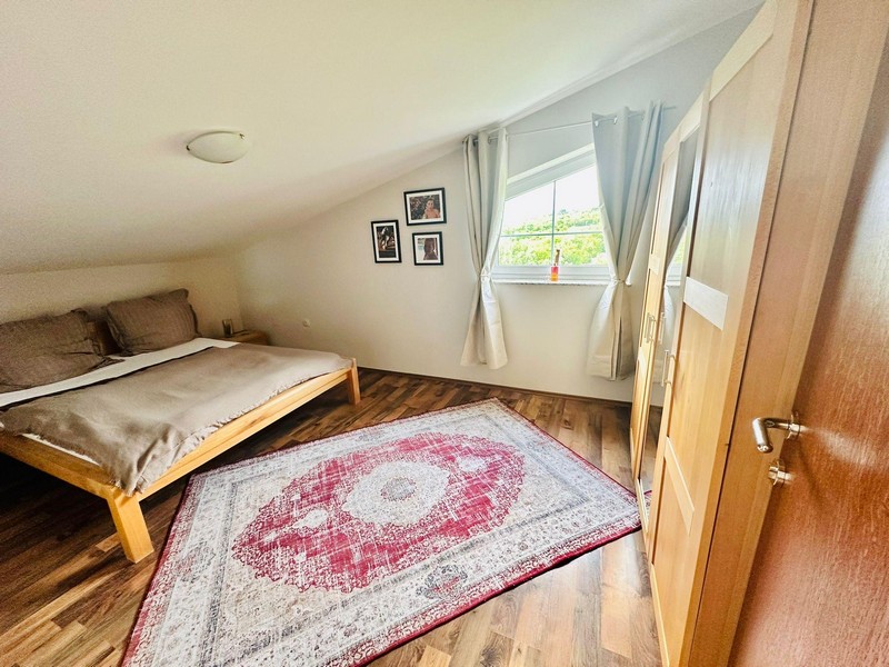 Chambre avec pan de toit incliné et fenêtre