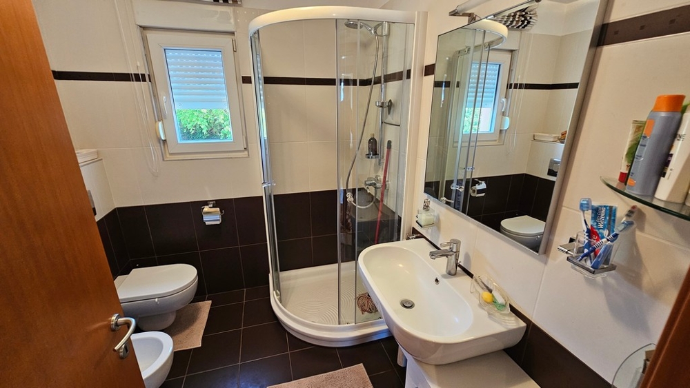 Salle de bains avec douche en Croatie