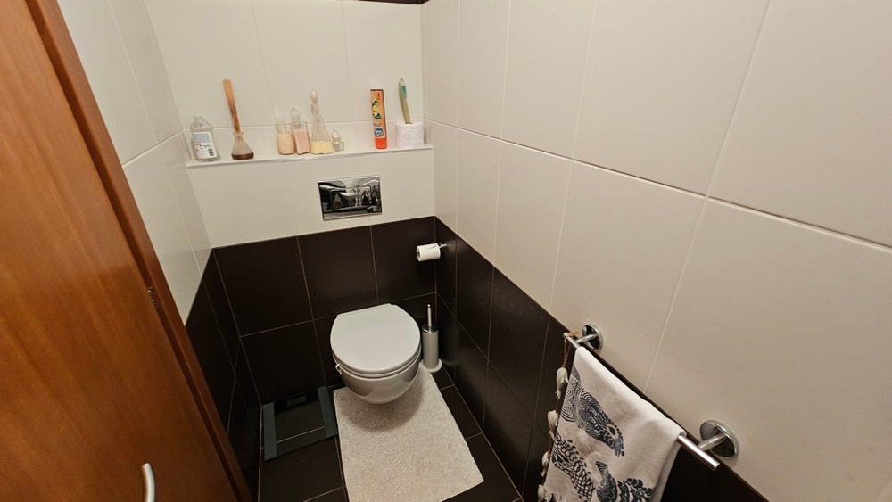 Salle de bains avec tablette