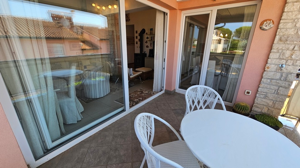 Terrasse couverte avec table et chaises