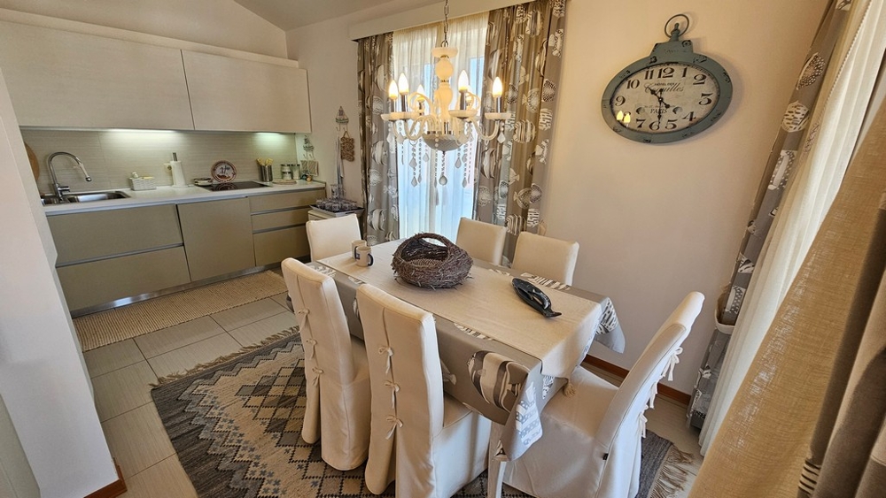 Espace repas avec table et lustre