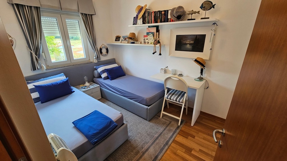 Chambre avec deux lits simples