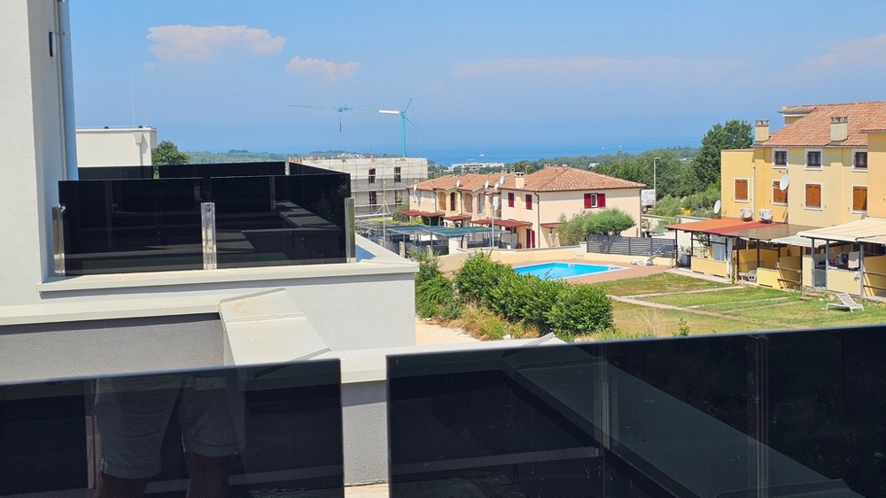 Vue depuis le toit-terrasse sur la mer et les environs
