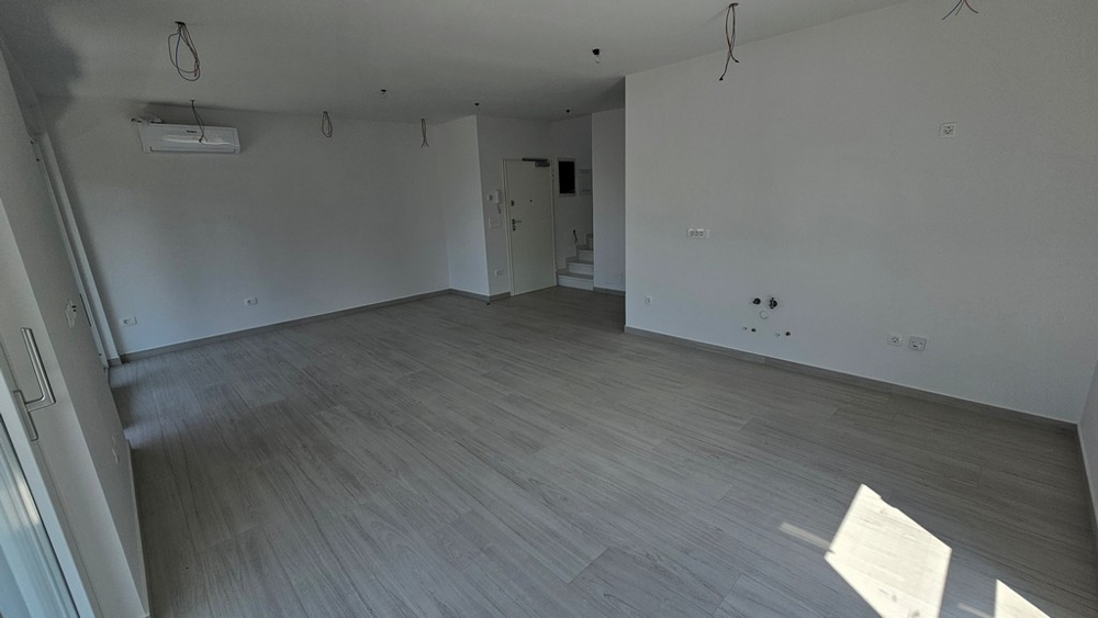 Intérieur avec climatisation et plancher en bois