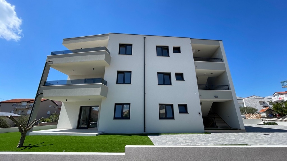 Vue extérieure de la construction neuve à Vodice