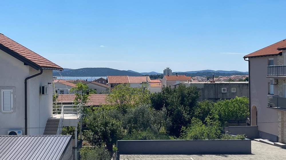 Vue mer par-dessus les toits de Vodice