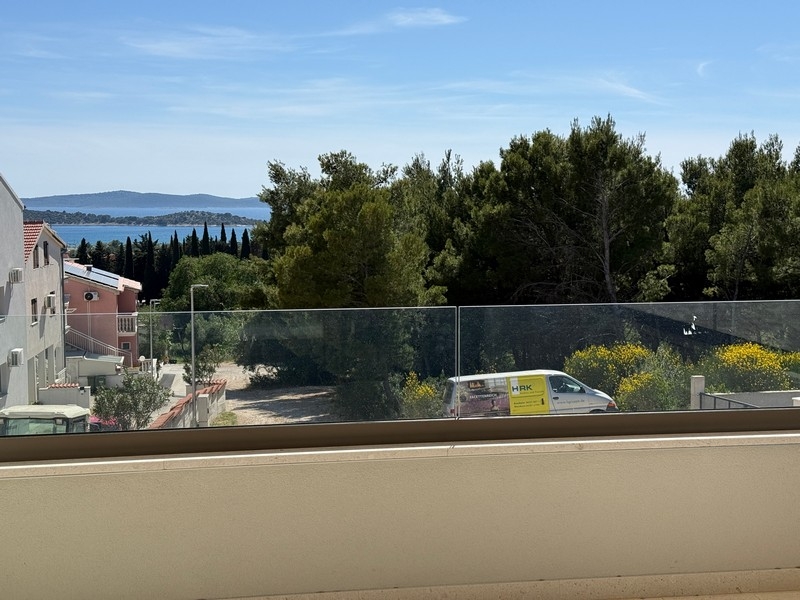 Terrasse avec vue mer de l'appartement neuf à Vodice