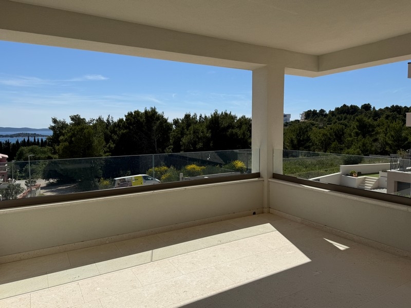 Terrasse couverte avec vue sur la mer