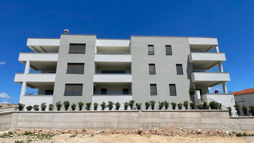 Vue extérieure du nouvel immeuble collectif à Vodice