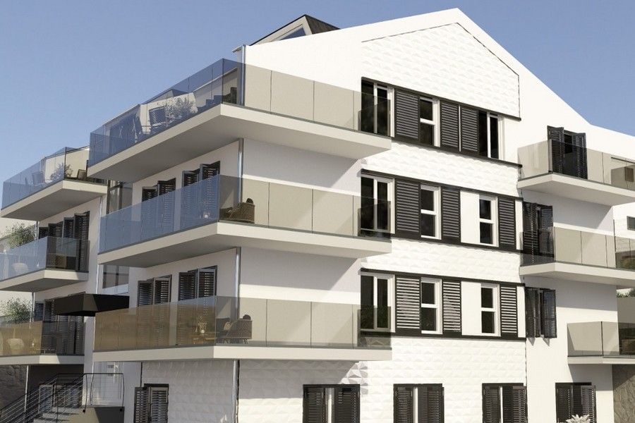 Immeuble avec balcons en verre sur Ciovo