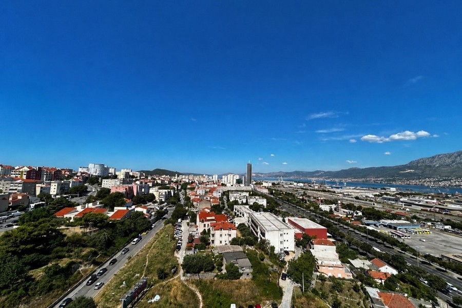 Vue panoramique sur Split au bord de la mer en Croatie
