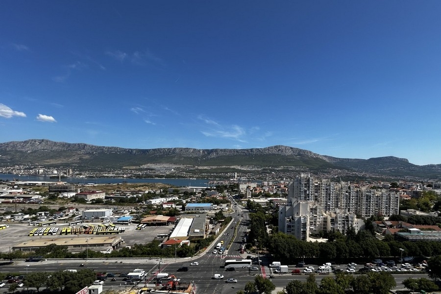 Vue sur Split avec montagnes et mer