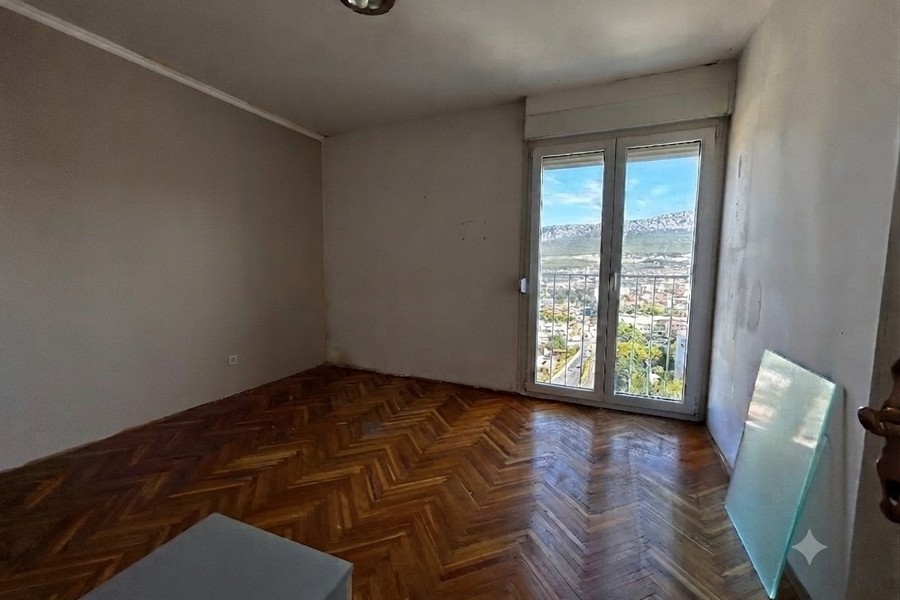 Chambre avec parquet en point de Hongrie et vue