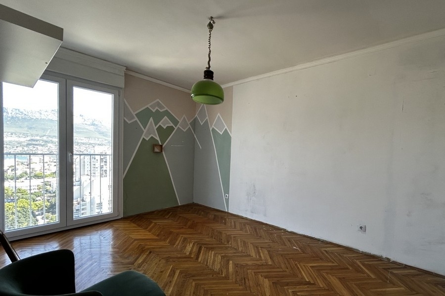 Pièce avec parquet et balcon à Split