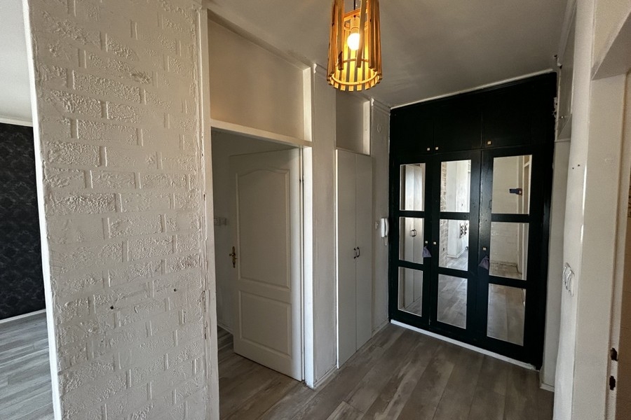 Entrée avec placard intégré et porte vitrée