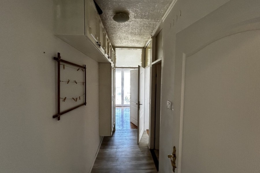 Couloir avec placards intégrés et penderie en Croatie