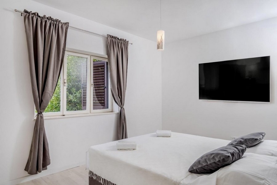 Chambre avec lit et télévision