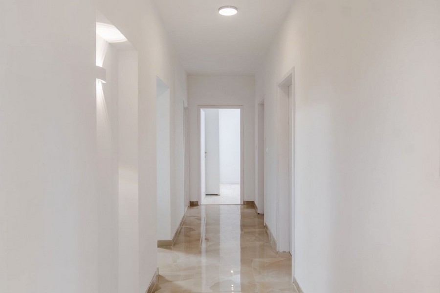 Couloir lumineux de l'appartement