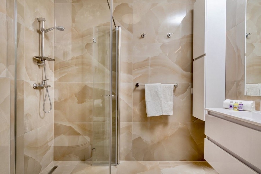 Salle de bains avec douche