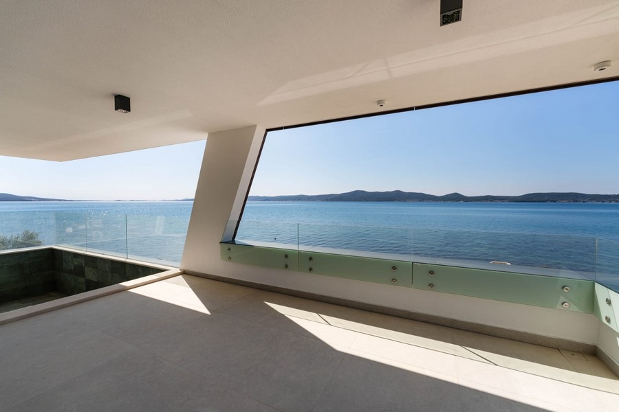 Terrasse couverte avec vue mer d'un appartement neuf à Sukosan