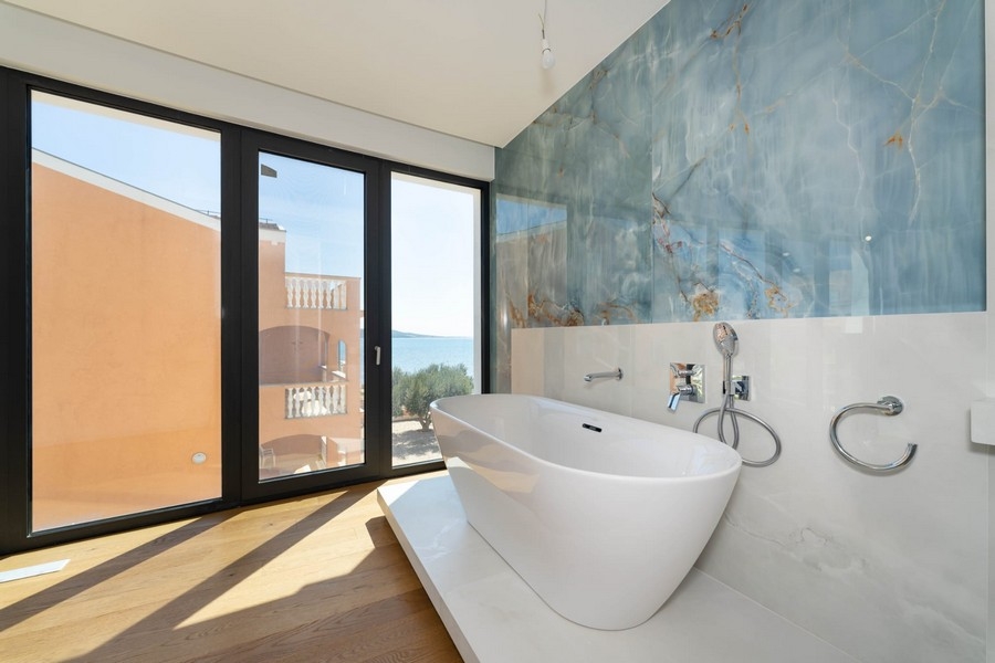Salle de bains avec baignoire îlot dans un appartement en Croatie