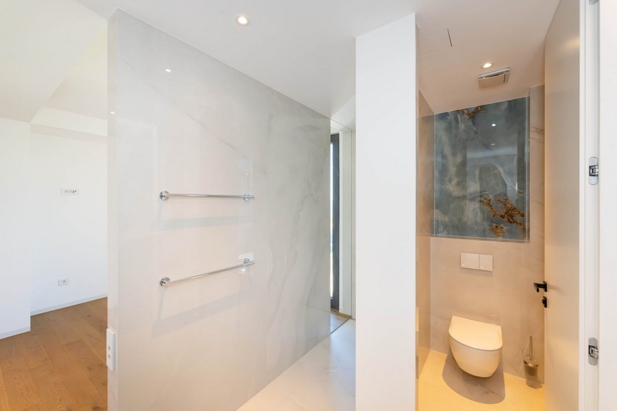 Salle de bains avec douche et toilettes