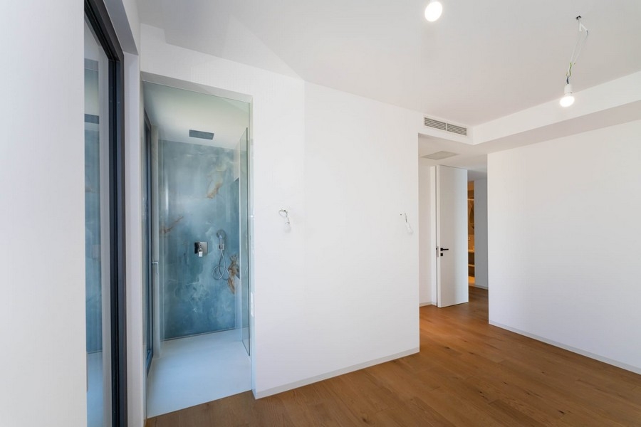 Couloir avec plancher en bois dans l'appartement neuf