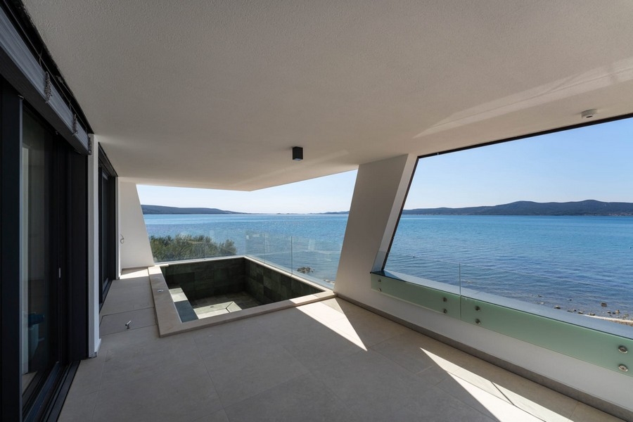 Terrasse couverte avec piscine et vue panoramique sur la mer