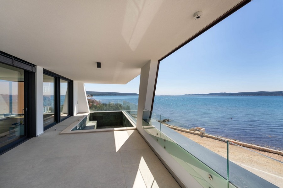 Terrasse avec piscine et vue sur la plage et la mer