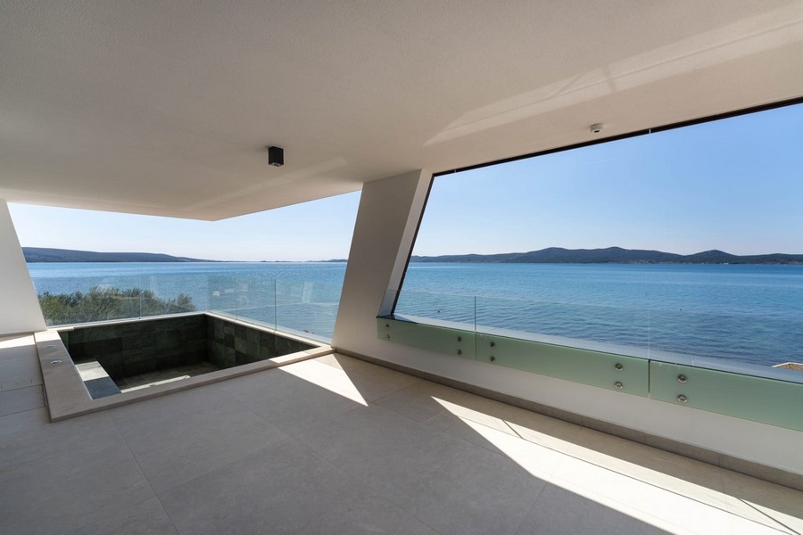 Espace terrasse avec piscine et vaste vue mer en Croatie