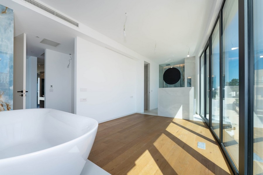 Salle de bains avec baignoire et grandes surfaces vitrées