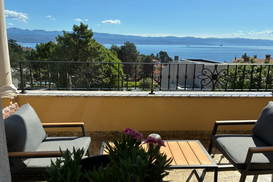 Terrasse avec coin salon et vue mer à Lovran