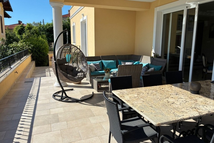 Terrasse couverte avec coin salon et table à manger