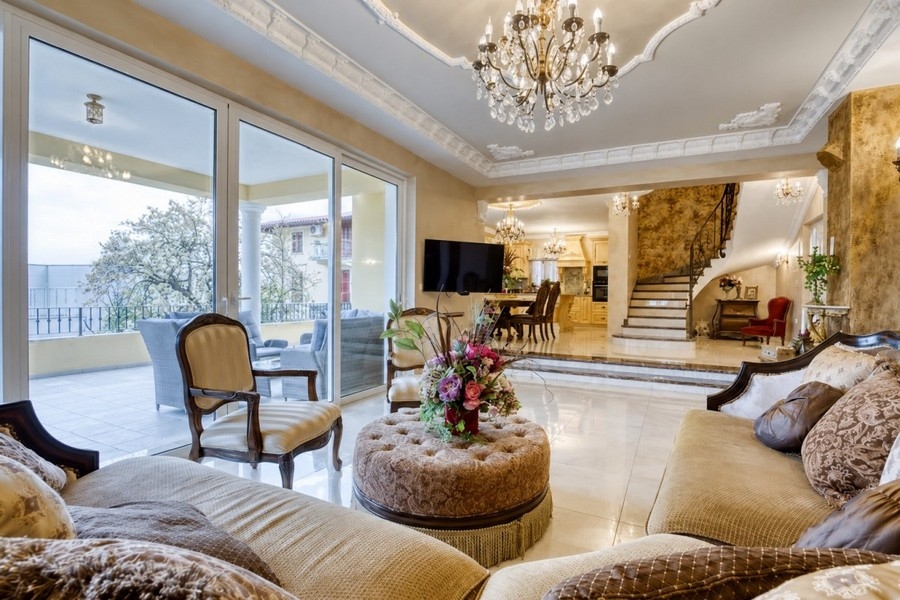 Salon avec plafond en stuc et accès à la terrasse