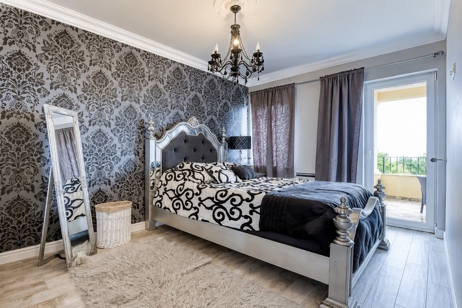 Chambre avec papier peint à motifs et accès à la terrasse