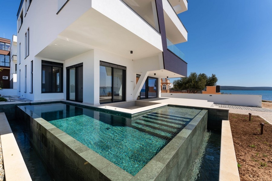 Appartement neuf avec piscine directement en bord de mer à Sukosan Croatie